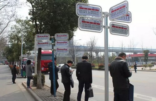 美利广场正前方即公交车站台，10多条公交汇集，可直达南京各大区域及周边乡镇；紧邻绕城高速、宁洛、沪陕三条高速公路道口，交通相对便利。