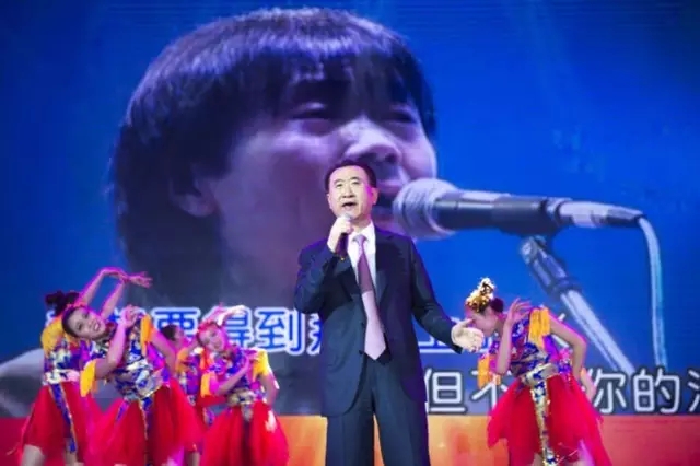 2016年1月16日，王健林在2016万达集团新春联欢会上献唱《假行僧》