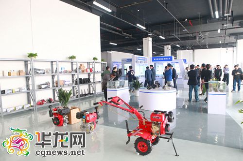重庆跨境电商汽摩产业园内商品展示