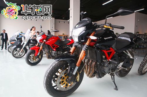 重庆跨境电商汽摩产业园内商品展示
