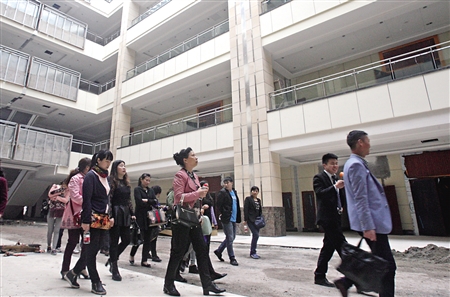 客商们在参观朝天门国际商贸城一期的内部布局