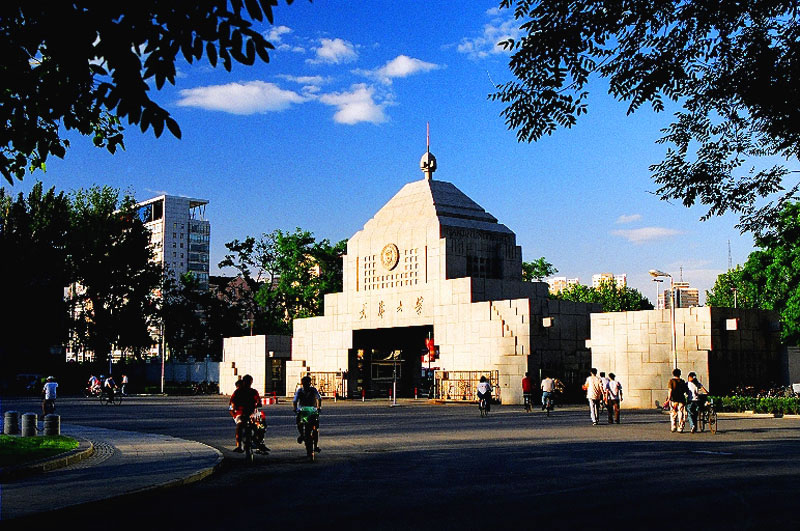 一座“没有新闻的城市”，却有那么多的“第一”