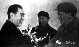毛泽东、刘少奇到机场迎接参加苏共第22次代表大会回来的周恩来