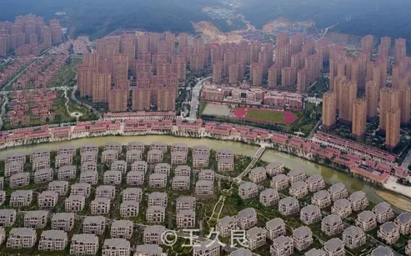 王久良:一边是烂尾的城市，一边是破碎的山河！