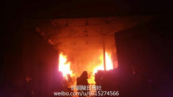 铜陵一化工厂爆炸 居民惊呼“天怎么亮了”