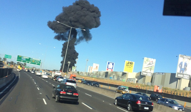 重大突发！澳洲再现911？！飞机撞击中国游客常去商场！当场坠毁！