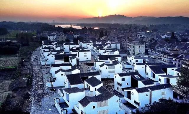 东梓关村“杭派民居”一期建设中的俯瞰图