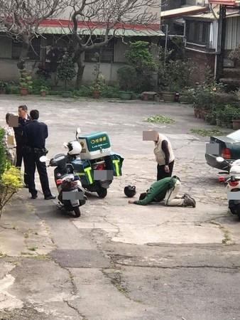 因迟到2小时 快递员被逼磕头道歉