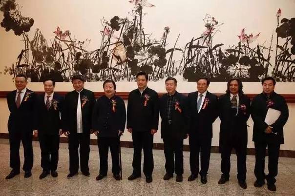 《太璞如琢—崔如琢艺术故宫大展》嘉宾于人民大会堂悬挂崔如琢作品《荷风盛世》前合影
