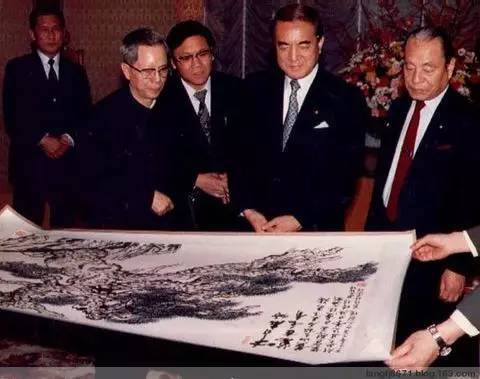 1984年，方毅副总理访日，将刘晖作品作为国礼赠给日本首相中曾根康弘。