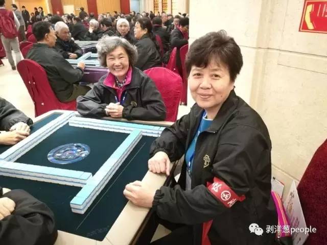 大妈回应输世界麻将赛被骂：网友不懂规则