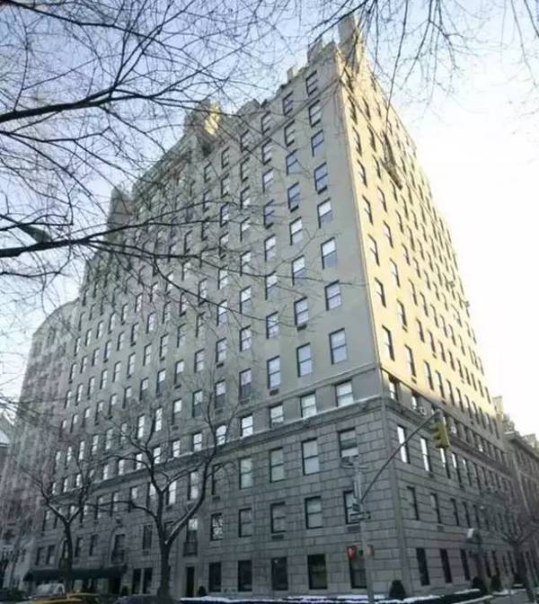 邓文迪和默多克离婚后，得到了纽约曼哈顿第五大道的三层顶楼豪宅公寓，价值4400万美元。