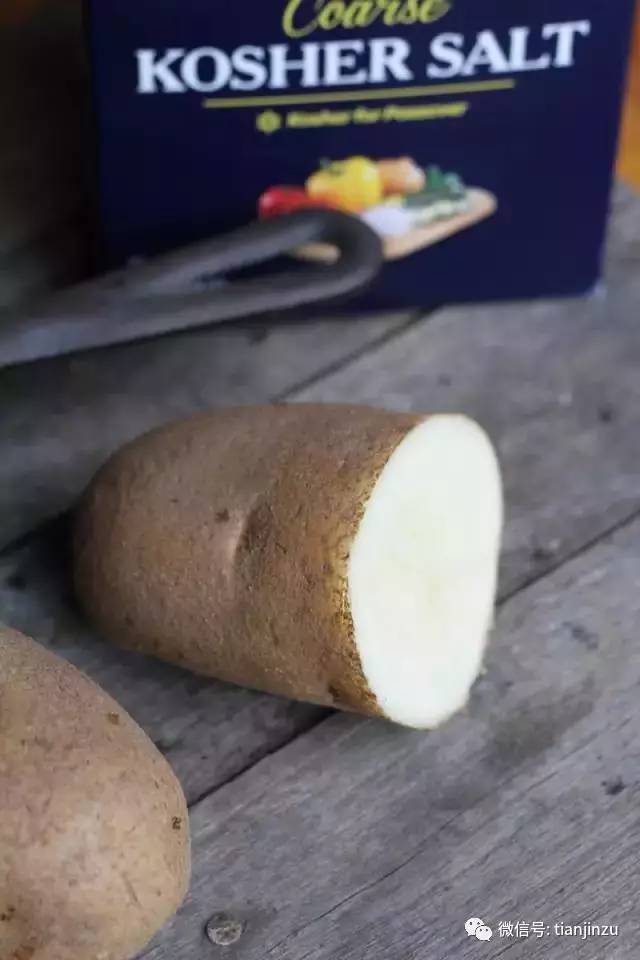她把土豆片放进保温杯摇了一下 结果吓到所有人