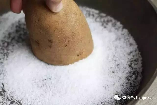 她把土豆片放进保温杯摇了一下 结果吓到所有人