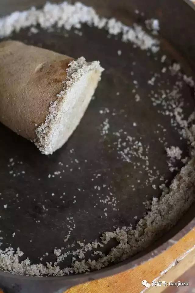 她把土豆片放进保温杯摇了一下 结果吓到所有人