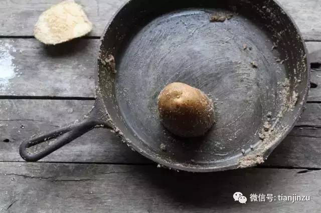 她把土豆片放进保温杯摇了一下 结果吓到所有人