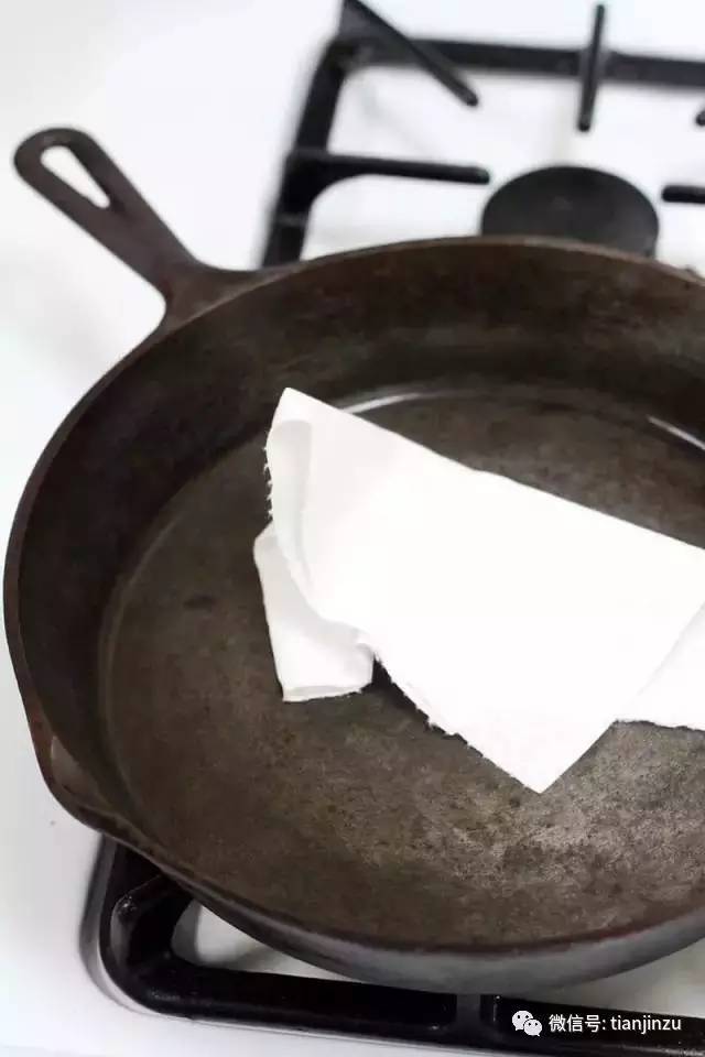 她把土豆片放进保温杯摇了一下 结果吓到所有人