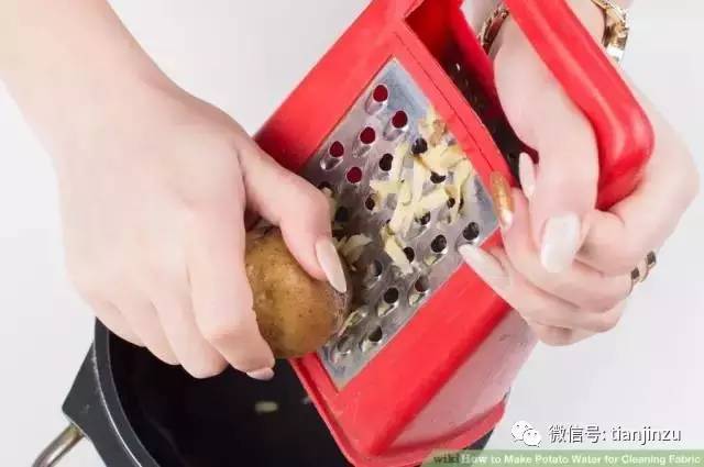 她把土豆片放进保温杯摇了一下 结果吓到所有人