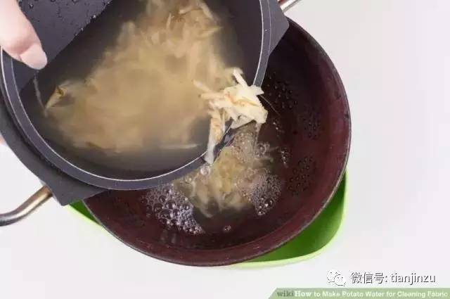 她把土豆片放进保温杯摇了一下 结果吓到所有人