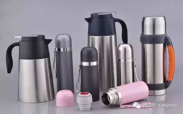 她把土豆片放进保温杯摇了一下 结果吓到所有人