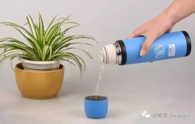 她把土豆片放进保温杯摇了一下 结果吓到所有人