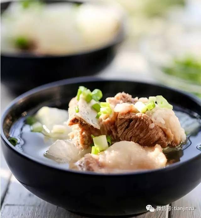 她把土豆片放进保温杯摇了一下 结果吓到所有人