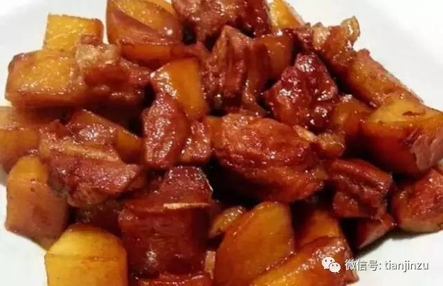 她把土豆片放进保温杯摇了一下 结果吓到所有人