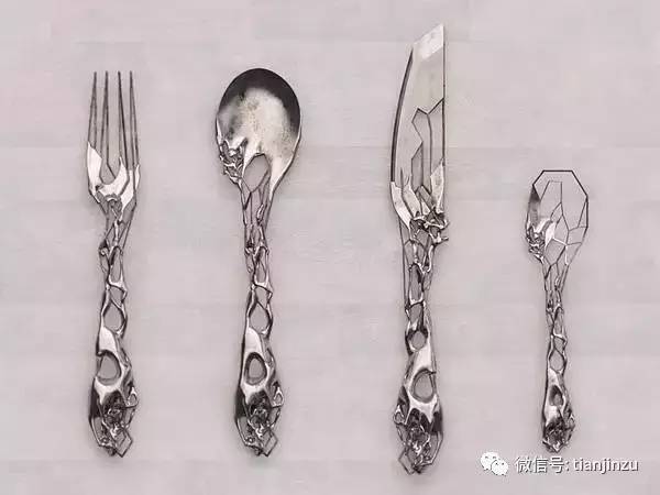 她把土豆片放进保温杯摇了一下 结果吓到所有人