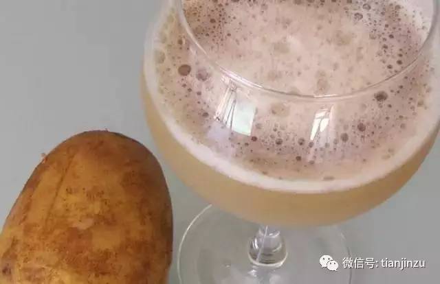 她把土豆片放进保温杯摇了一下 结果吓到所有人