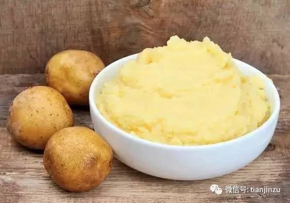 她把土豆片放进保温杯摇了一下 结果吓到所有人