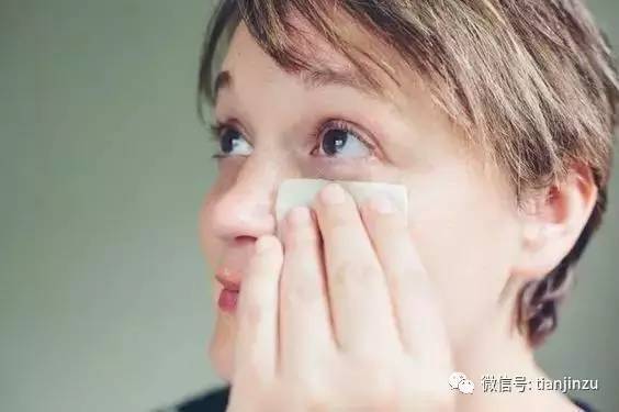 她把土豆片放进保温杯摇了一下 结果吓到所有人