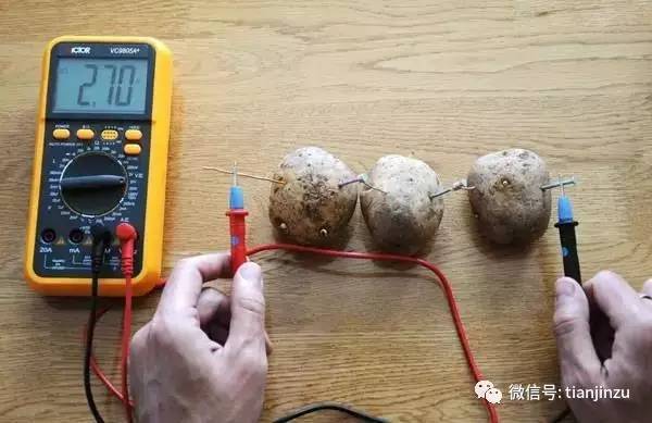 她把土豆片放进保温杯摇了一下 结果吓到所有人