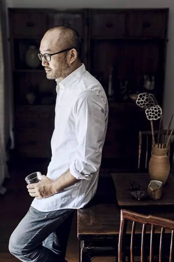 许鑫明身价上亿却逃离北上广，在泸沽湖造了座光与影的白房子，找回本心遇见曾经的自己
