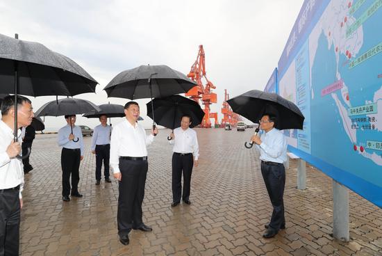 习近平：打造好向海经济 要想富先建港口