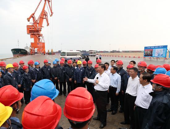 习近平：打造好向海经济 要想富先建港口