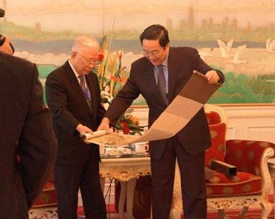 许历农是台湾总统府顾问，却一半的时间在大陆，100岁的他力促统一，警示国人抗日战争还没结束