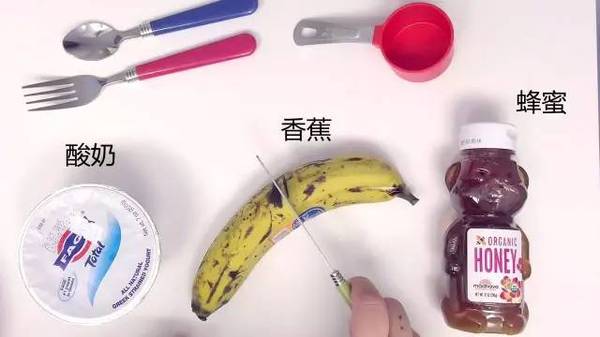 她把香蕉涂在脸上，竟然变成这样…神奇！
