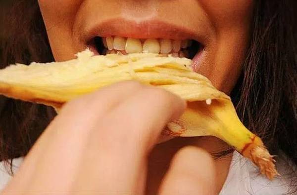 她把香蕉涂在脸上，竟然变成这样…神奇！