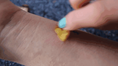 她把香蕉涂在脸上，竟然变成这样…神奇！