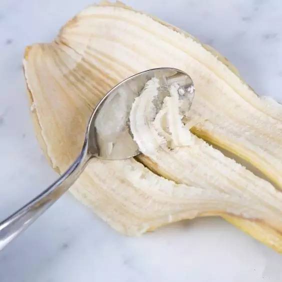她把香蕉涂在脸上，竟然变成这样…神奇！