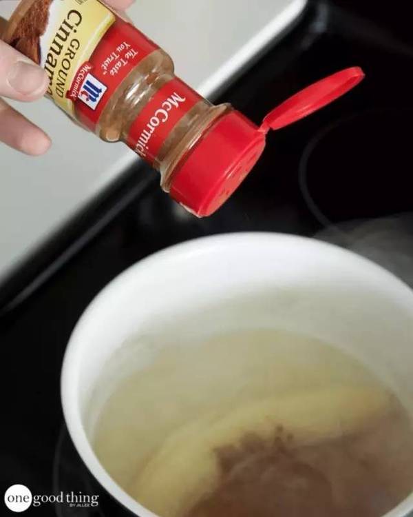 她把香蕉涂在脸上，竟然变成这样…神奇！