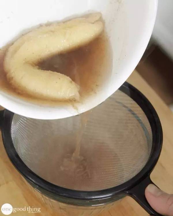 她把香蕉涂在脸上，竟然变成这样…神奇！