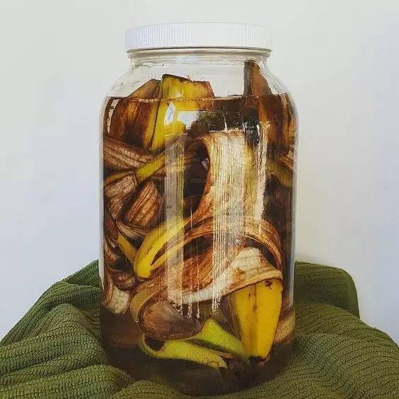她把香蕉涂在脸上，竟然变成这样…神奇！