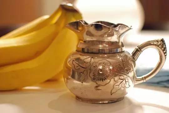 她把香蕉涂在脸上，竟然变成这样…神奇！