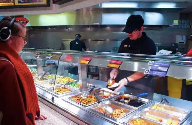 年赚100亿的中餐馆，却宣称永不在中国开店！全球开店2000家，只因发现了一个行业潜规则！