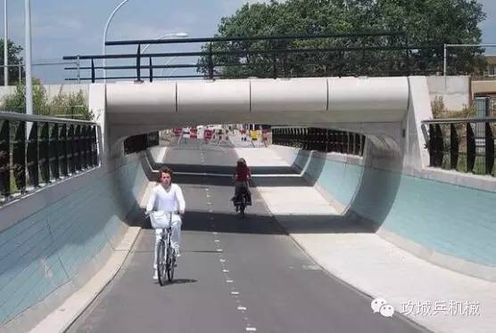 中国修高铁，德国却在偷偷建自行车高速公路！看完已惊呆！