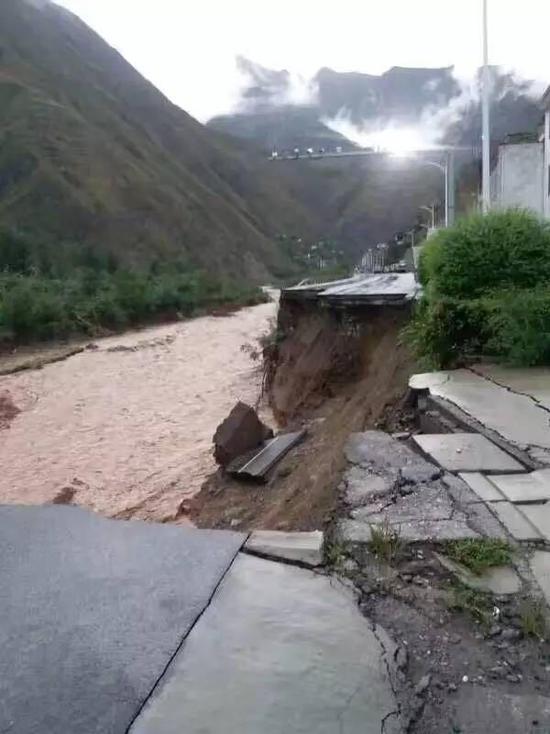 甘肃文县发生局部暴洪泥石流 已致7人死亡2人失联