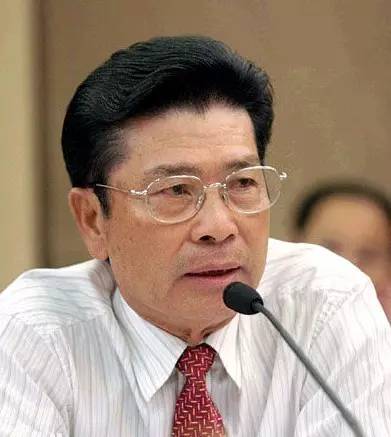 豪捐60亿！5000元起家，把23人乡镇小厂做成2818亿家电巨头，董明珠视他为最大对手，他才是中国实业界最低调的大