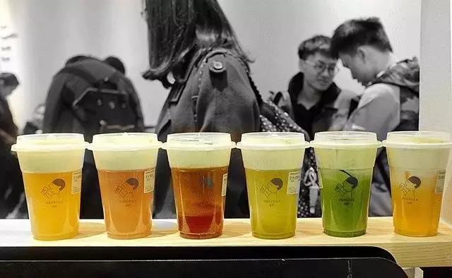 一年做到61家店，营业额过亿，揭秘排队4小时的喜茶