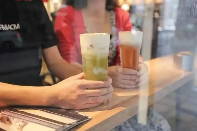 一年做到61家店，营业额过亿，揭秘排队4小时的喜茶